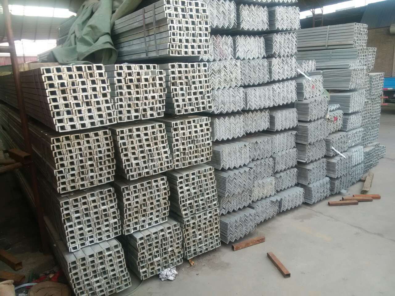祥林鋼材新到300噸鍍鋅角鋼、槽鋼